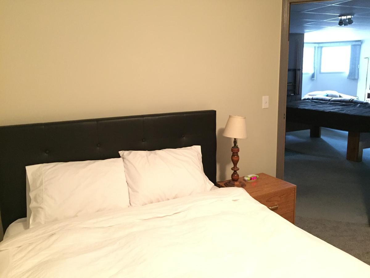 Bed & Breakfast Monarch Канмор Екстериор снимка